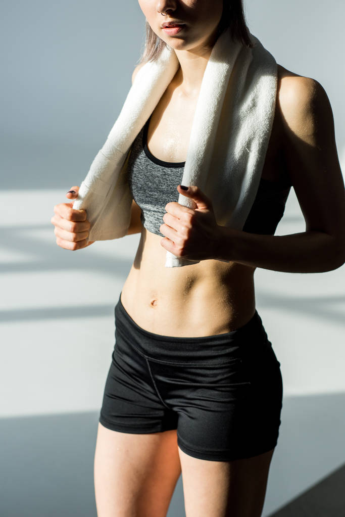 sportovní žena s ručníkem - Fotografie, Obrázek