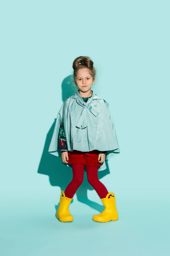 Mała dziewczynka pozowanie w stylu mody jesień ubrana. - Zdjęcie, obraz