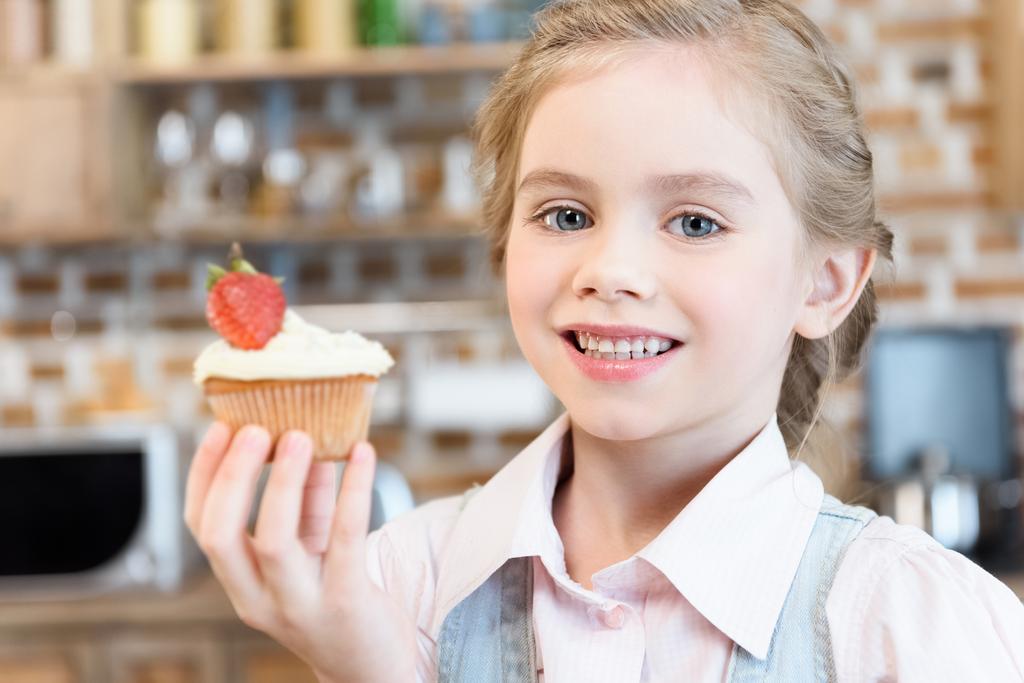 mała dziewczynka z ciastem - Zdjęcie, obraz