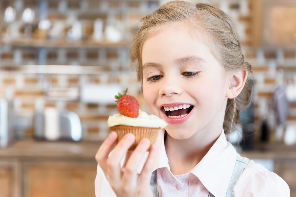 kleines Mädchen mit Kuchen - Foto, Bild