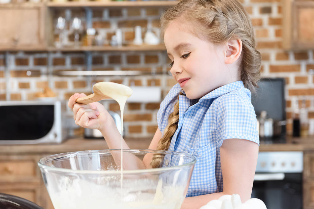 Petite fille préparant la pâte
 - Photo, image