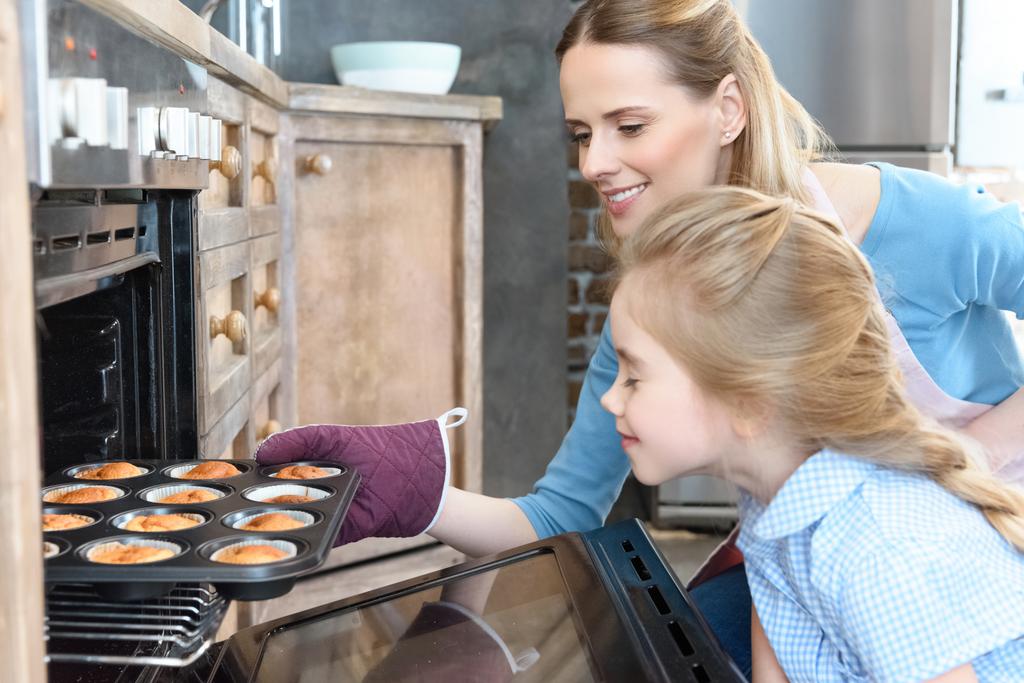 äiti ja tytär leivontaan cupcakes
 - Valokuva, kuva