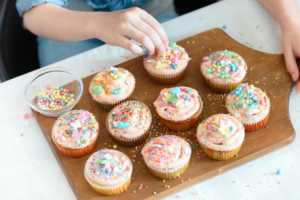 fille mettre confettis sur cupcakes
 - Photo, image