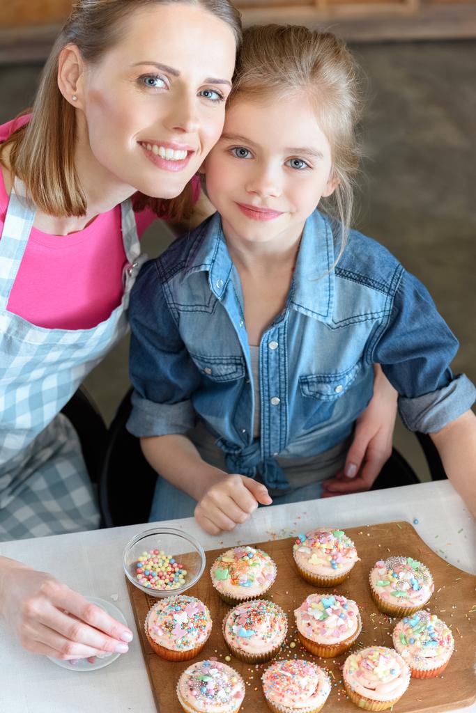 Mutter und Tochter backen Cupcakes - Foto, Bild