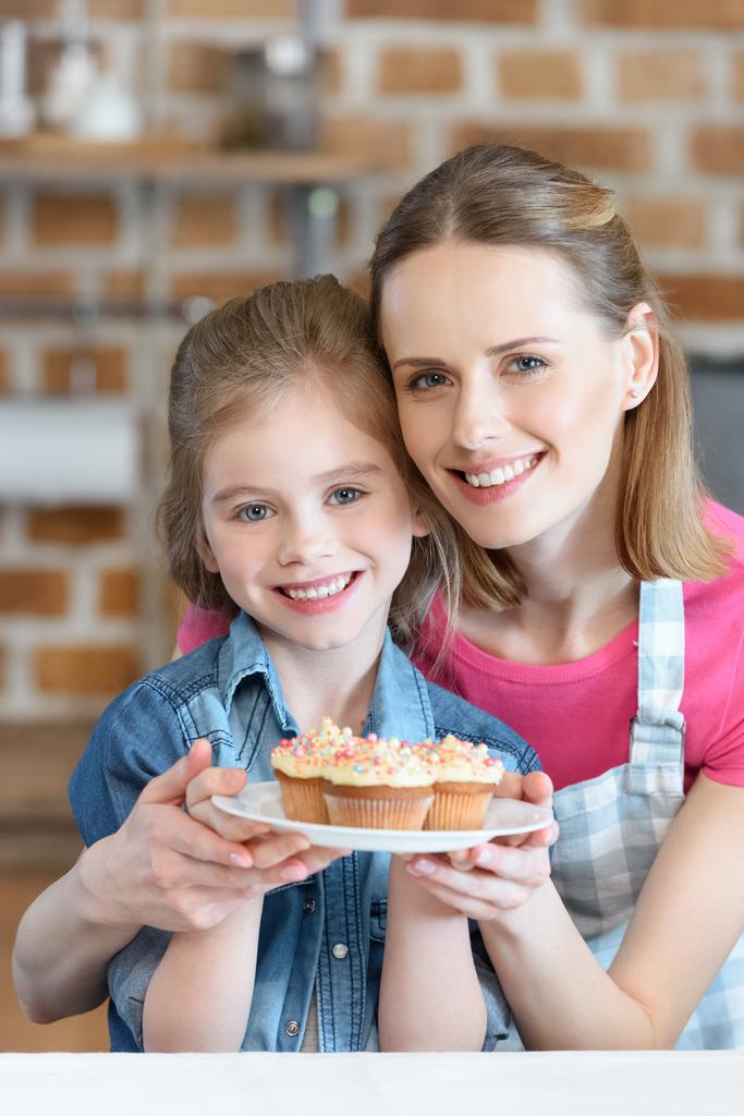 mãe e filha com pastelaria
 - Foto, Imagem
