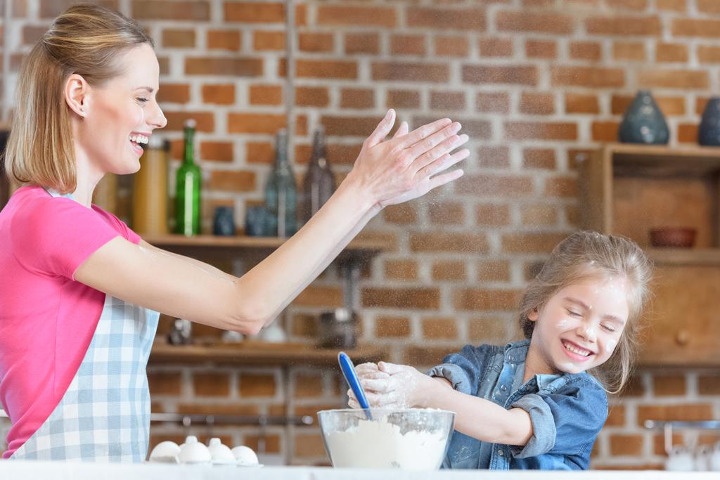 Mãe e filha cozinhar
 - Foto, Imagem