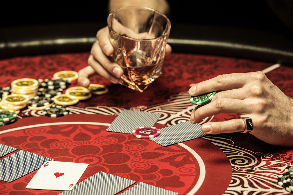 Человек играет в покер
 - Фото, изображение
