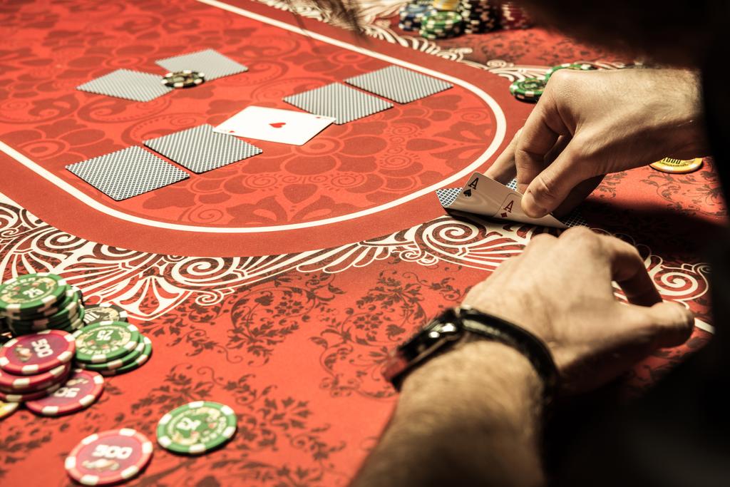 człowiek gry w pokera - Zdjęcie, obraz