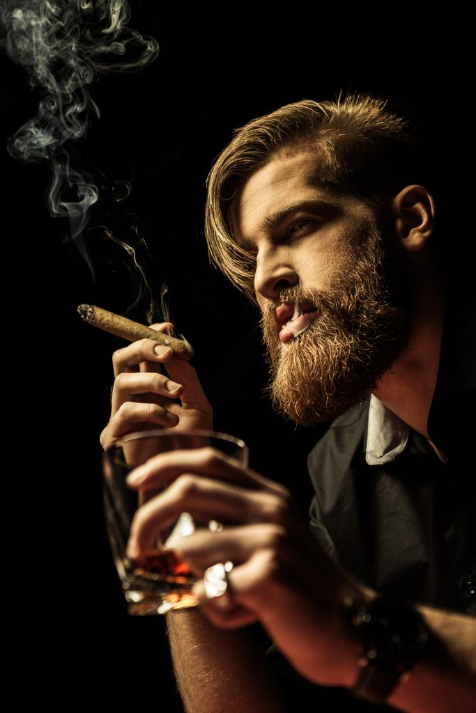 Человек курит сигару
 - Фото, изображение