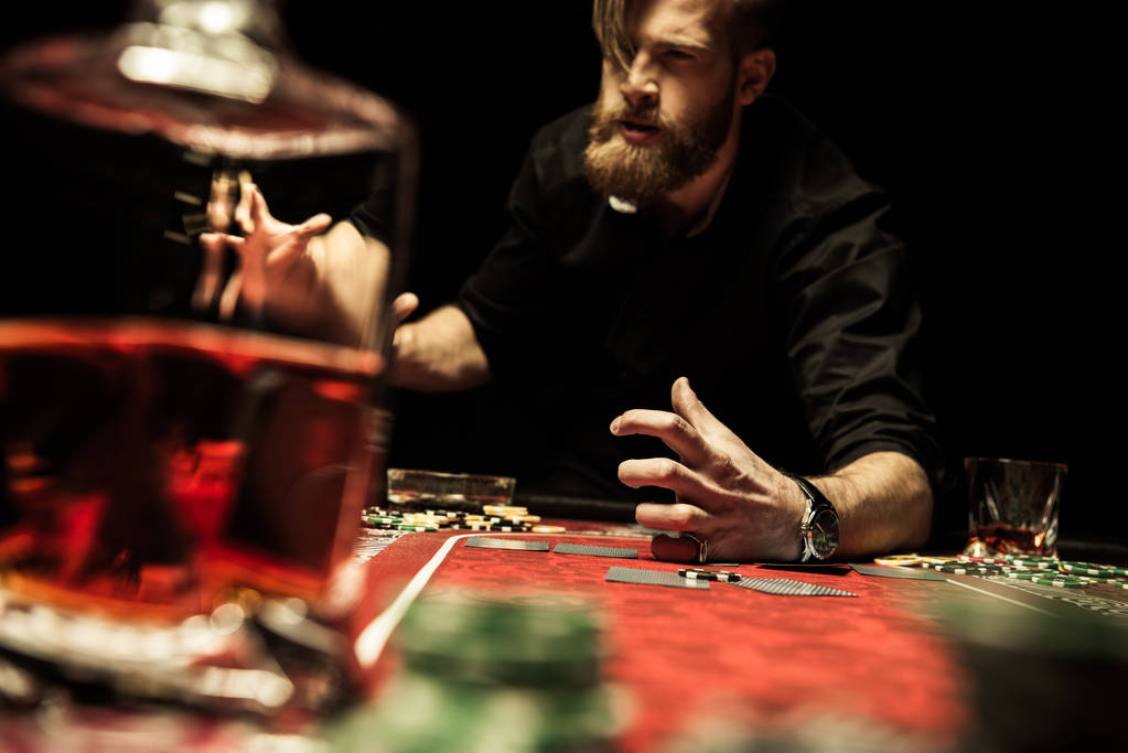Hombre jugando póquer
 - Foto, Imagen