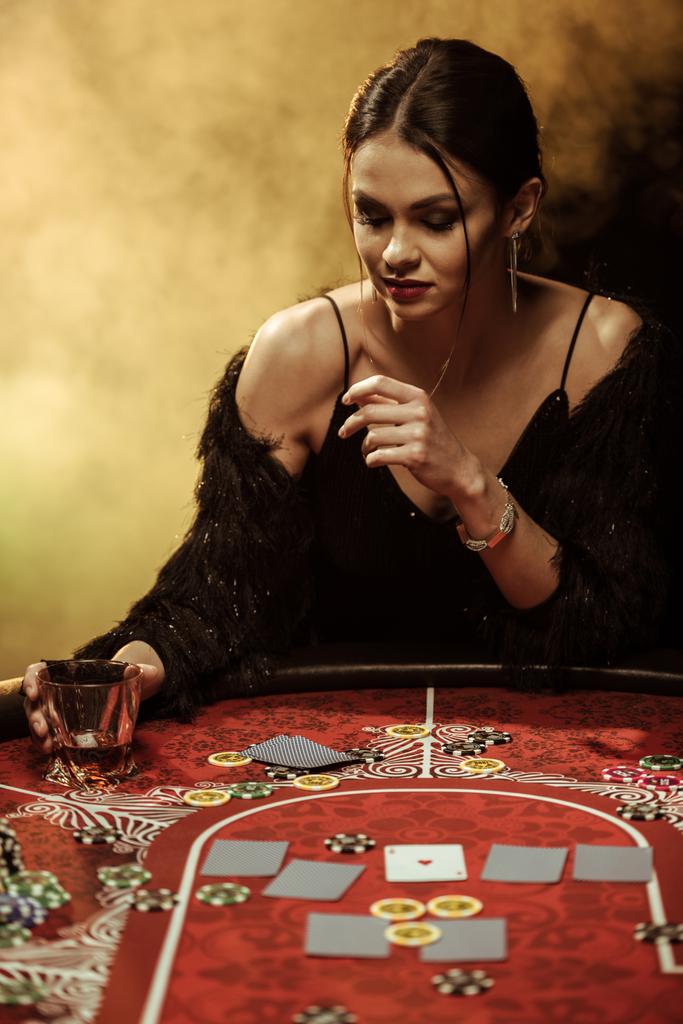 wunderschöne Frau am Pokertisch - Foto, Bild