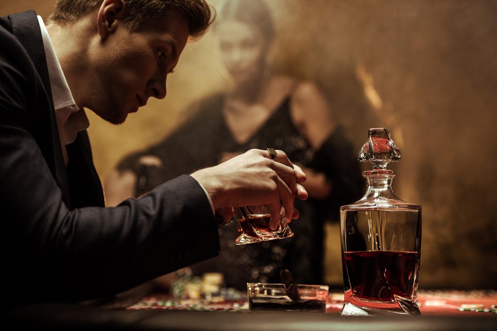 man whisky drinken - Foto, afbeelding
