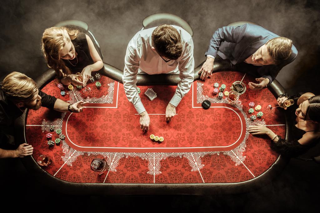 jóvenes jugando al poker
 - Foto, imagen