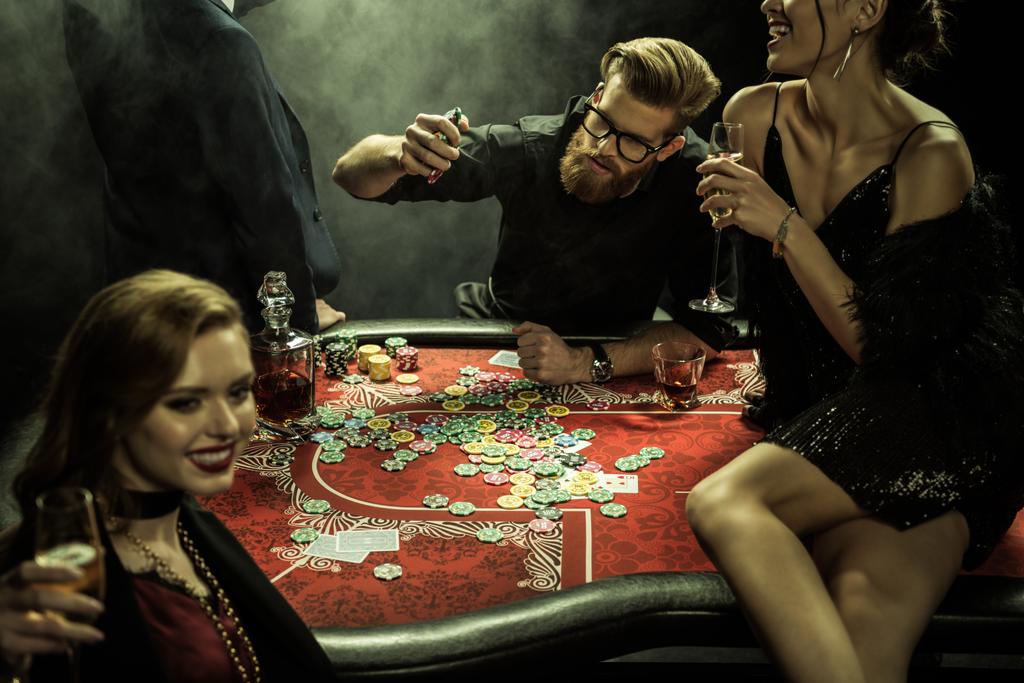 jóvenes jugando al poker
 - Foto, Imagen
