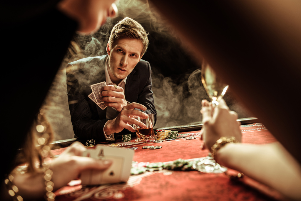 Hombre jugando póquer
 - Foto, imagen