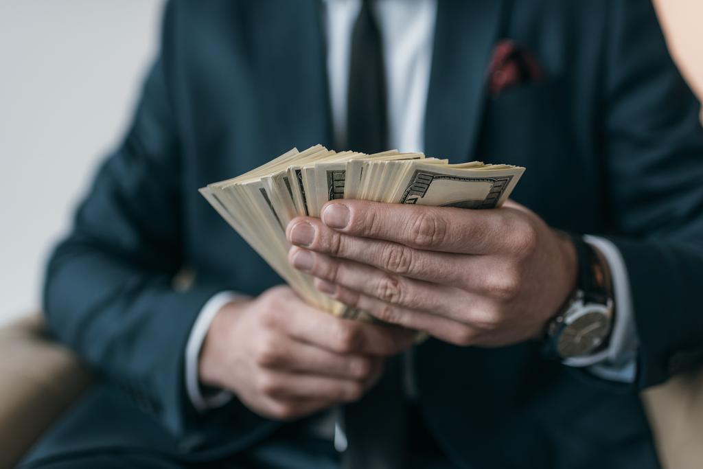 zakenman met dollar bankbiljetten - Foto, afbeelding