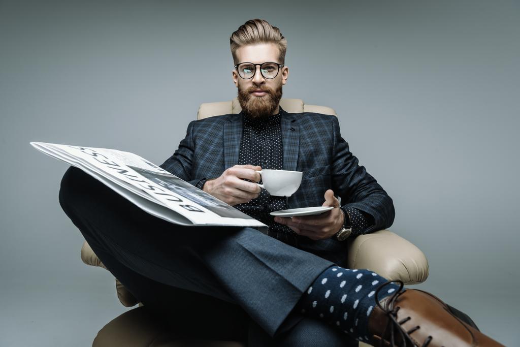 stijlvolle zakenman zitten in een leunstoel - Foto, afbeelding