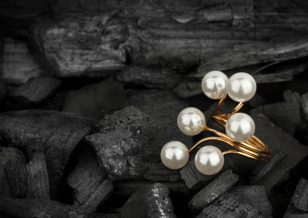 Šperky, zlatý prsten s perlami na černém pozadí - Fotografie, Obrázek