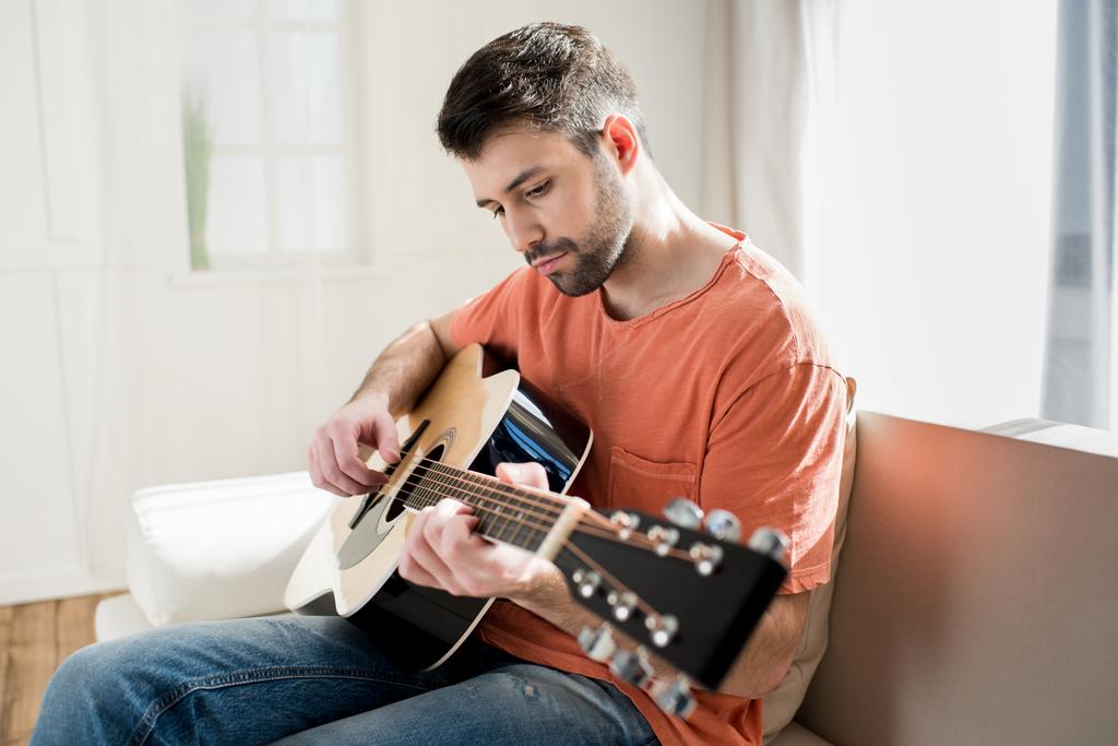 чоловік грає гітара
 - Фото, зображення