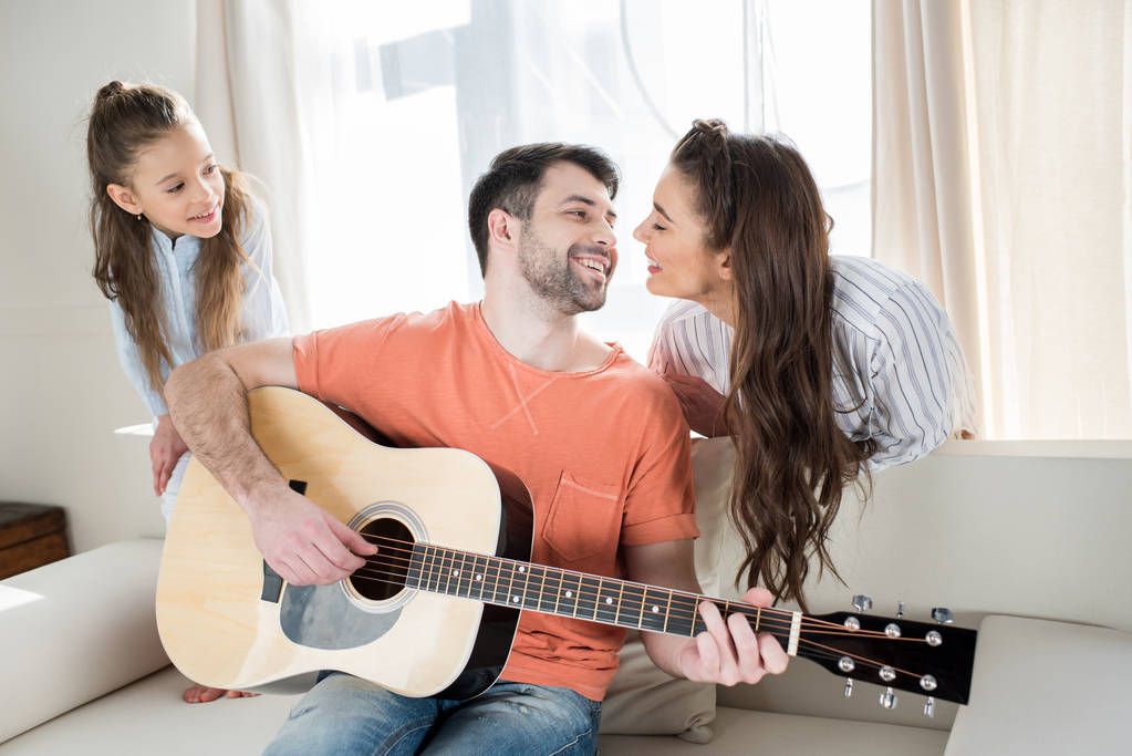 Šťastná rodina s kytarou - Fotografie, Obrázek