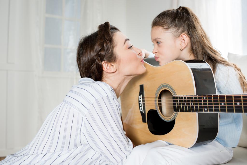 Mutter und Tochter spielen Gitarre  - Foto, Bild