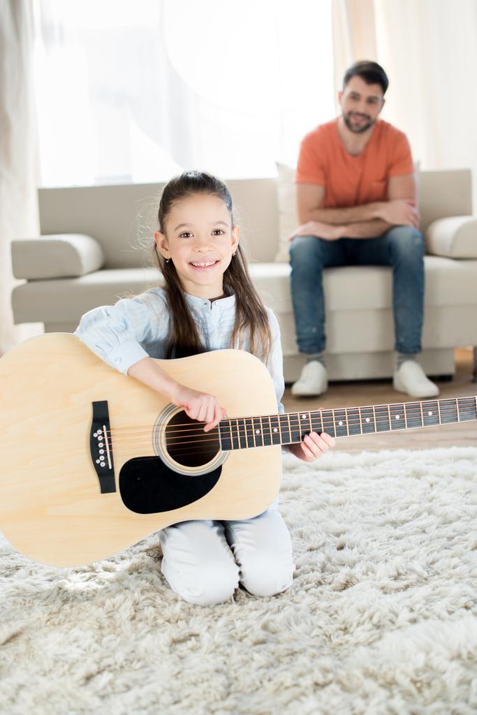 menina tocando guitarra - Foto, Imagem