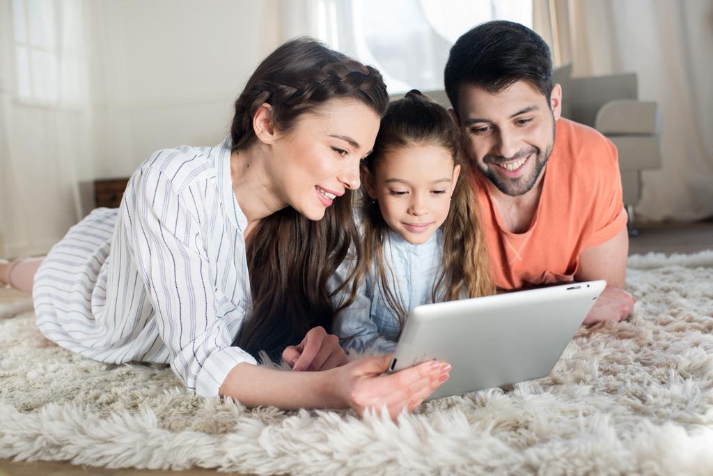 Семья с помощью цифрового планшета
 - Фото, изображение