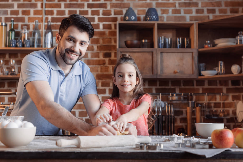 Vater und Tochter kochen gemeinsam - Foto, Bild