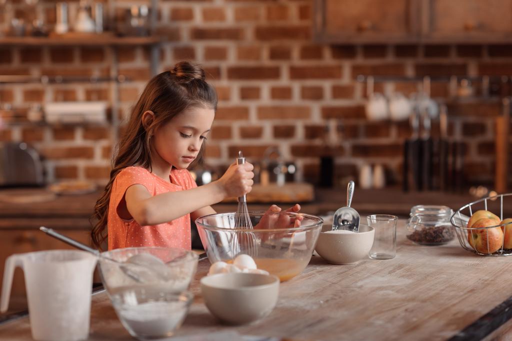 маленькая девочка печет выпечку
 - Фото, изображение