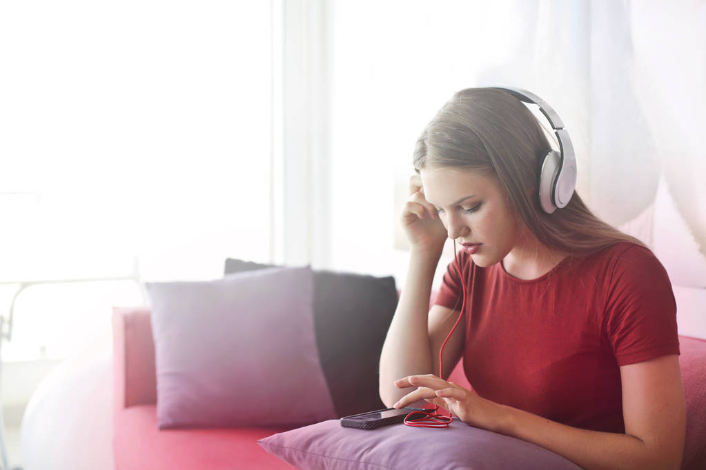 mladá žena poslouchající hudbu - Fotografie, Obrázek