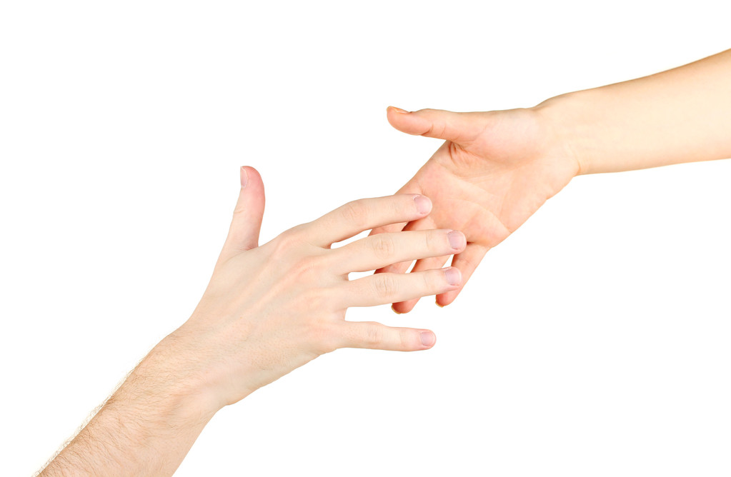 Женская рука идет к руке мужчины на белом фоне - Фото, изображение