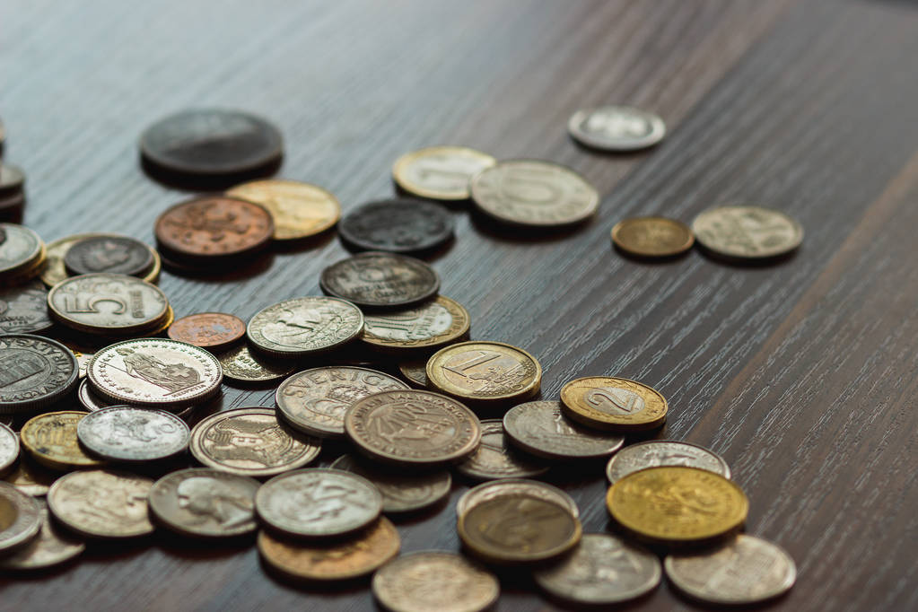 Diferentes monedas de plata de nad de oro en la mesa de madera
 - Foto, imagen