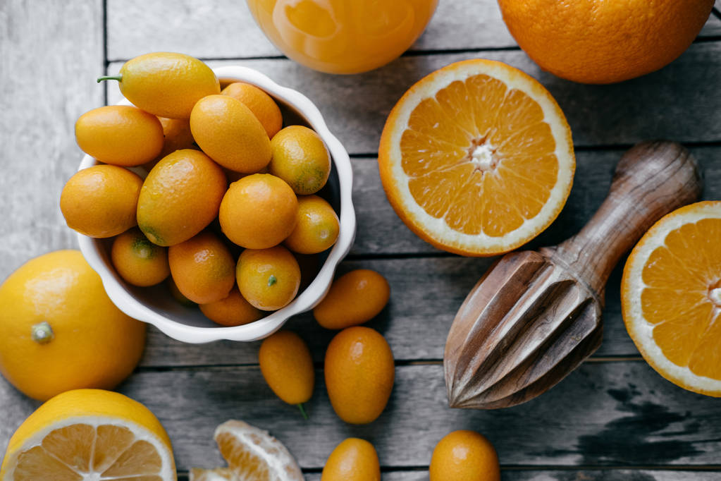 Κάτοψη του Κουμ Κουάτ σε ένα μπολ με λευκό, πορτοκάλια, λεμόνια και φρέσκο j - Φωτογραφία, εικόνα