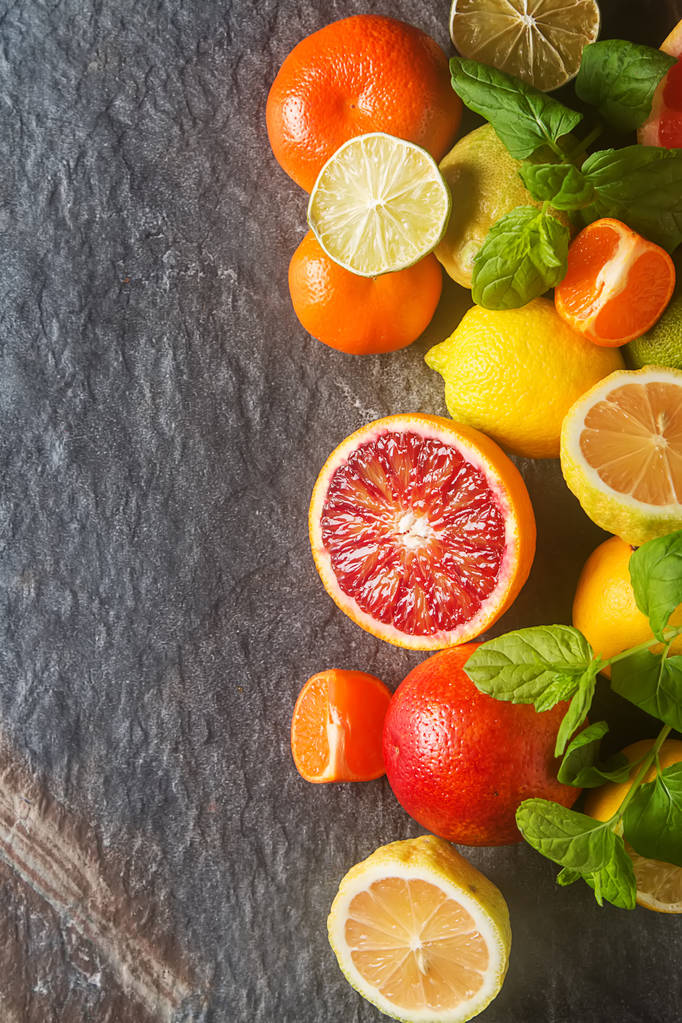 SAP van citrusvruchten groenten en segmenten van sinaasappel, grapefruit, citroen, limoen - Foto, afbeelding