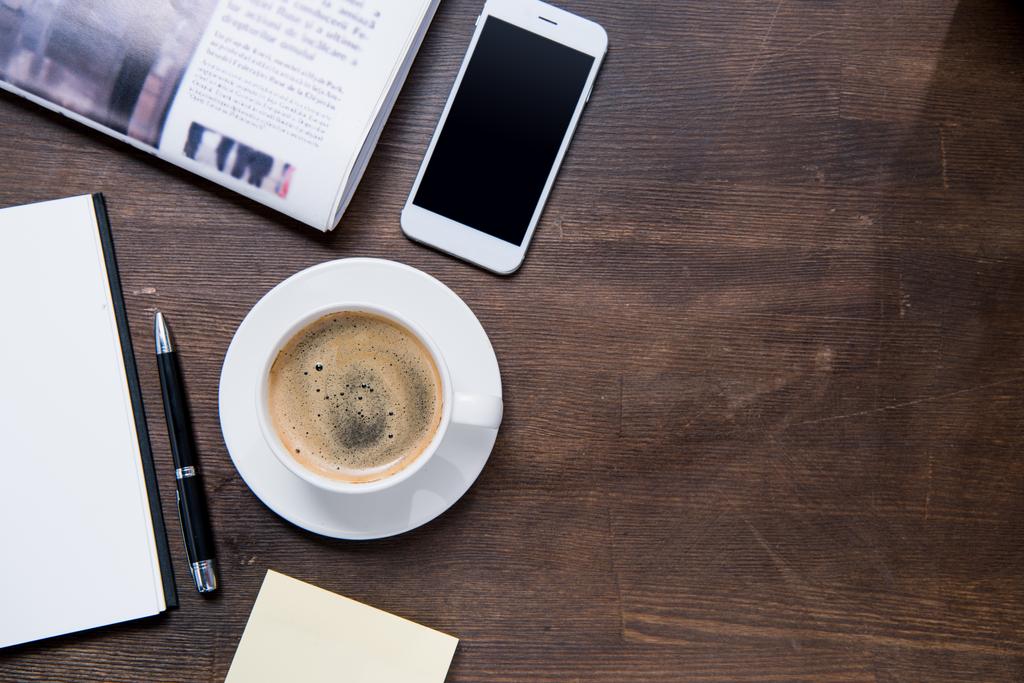 xícara de café e smartphone na mesa
 - Foto, Imagem