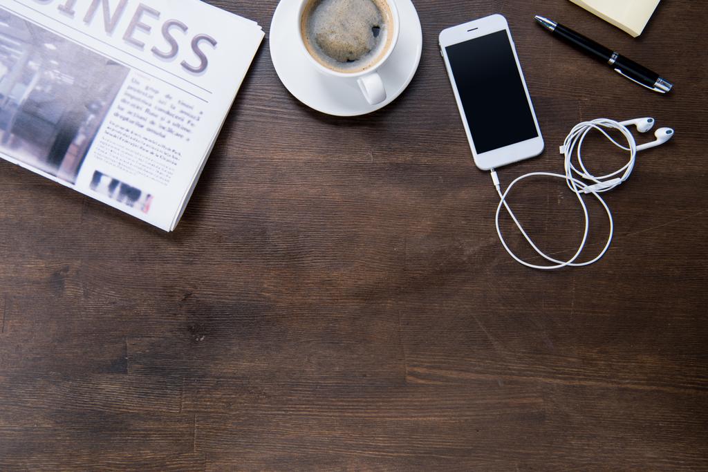 Tazza da caffè e smartphone sulla scrivania
 - Foto, immagini