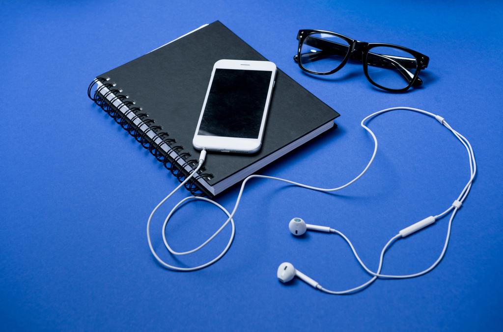 smartphone i notebook na stole - Zdjęcie, obraz