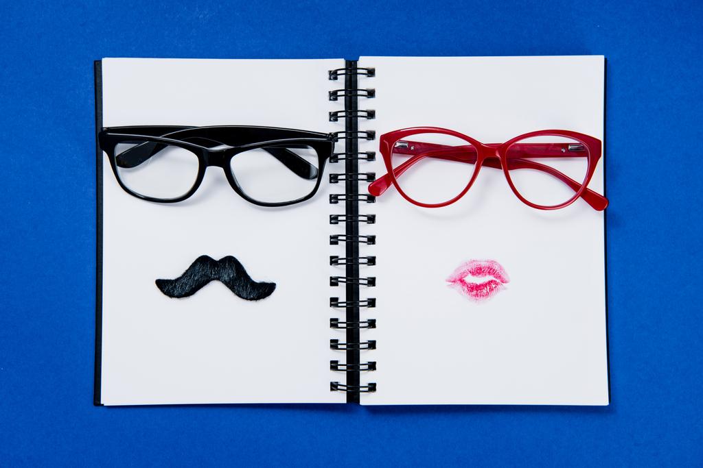 pares de gafas en el cuaderno
 - Foto, Imagen