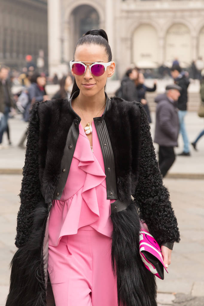 Модний жінка позує під час тижня моди Мілана жінок - Фото, зображення