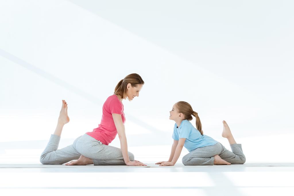 Äiti ja tytär harjoittavat joogaa - Valokuva, kuva