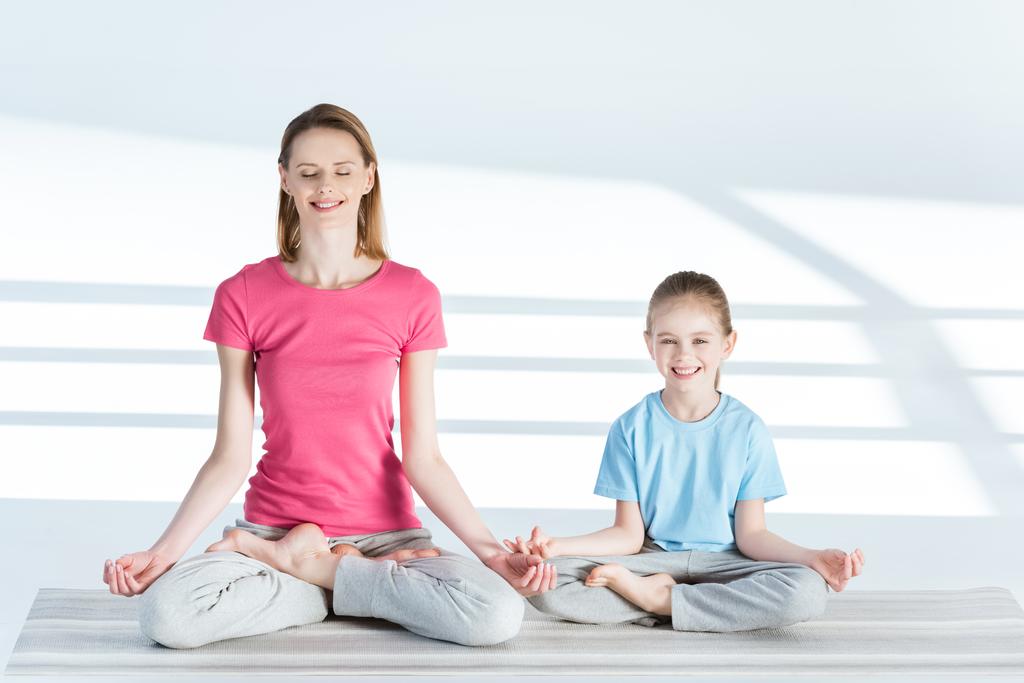 Mother and daughter in lotus position - Photo, Image