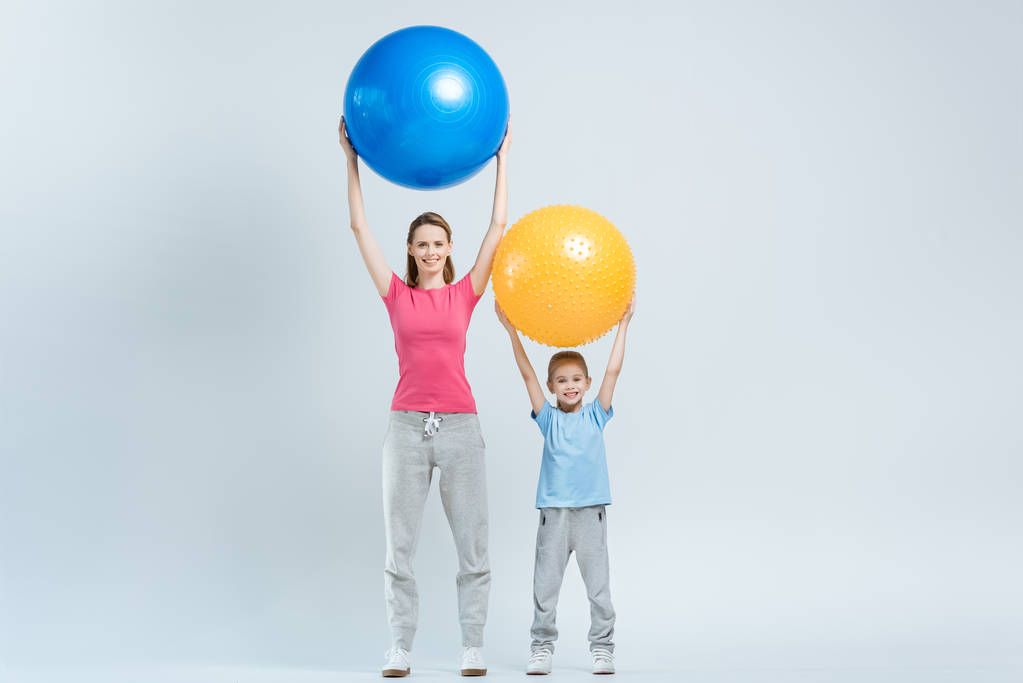 mãe e filha com bolas de fitness
 - Foto, Imagem