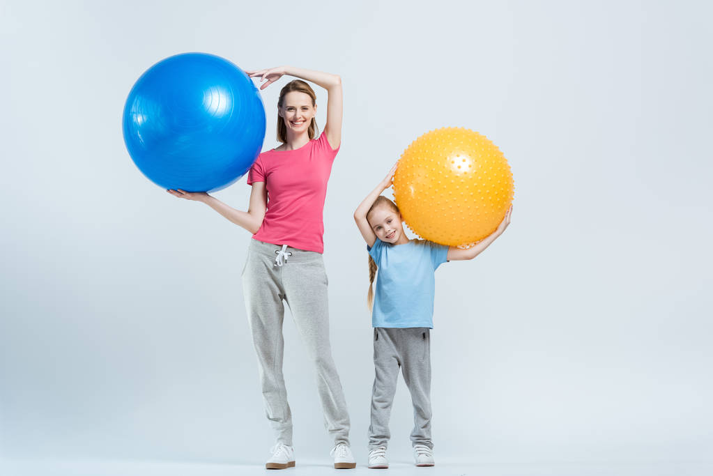 matka i córka z piłki fitness - Zdjęcie, obraz