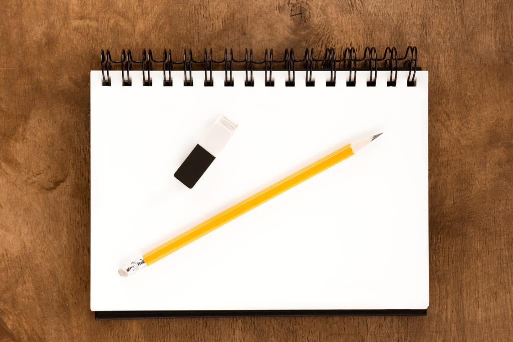Карандаш и ноутбук на столе
 - Фото, изображение