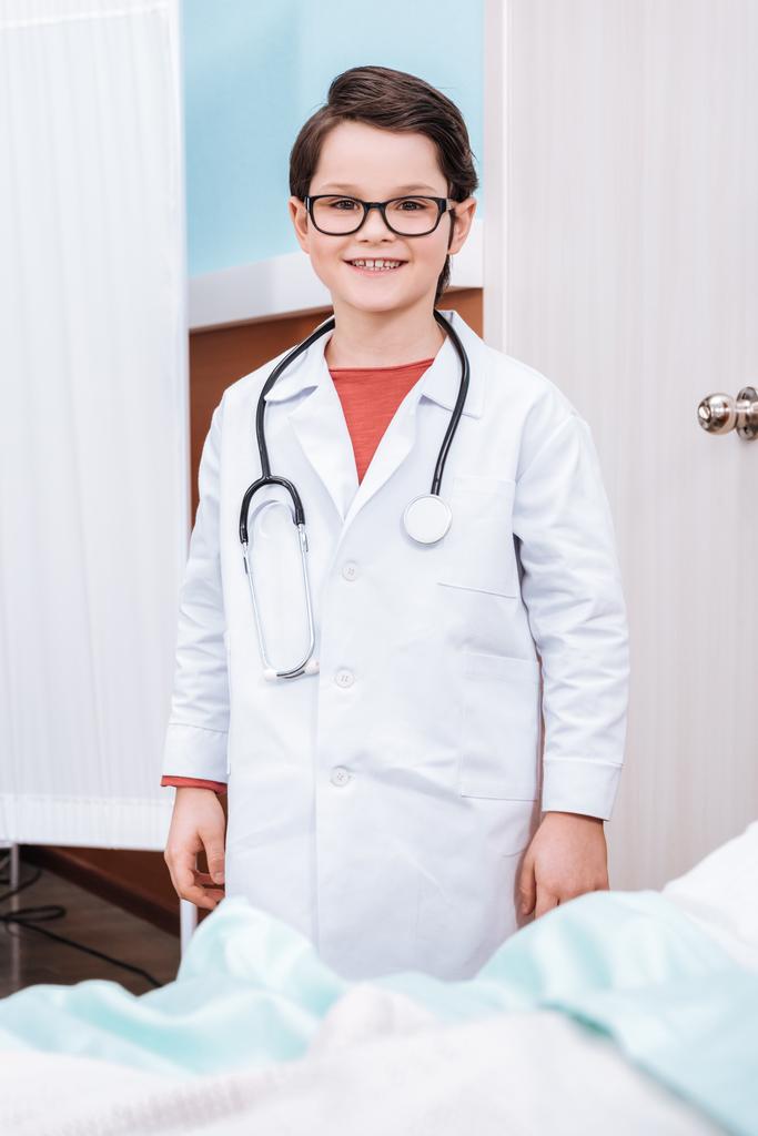 Jongen in dokter kostuum  - Foto, afbeelding