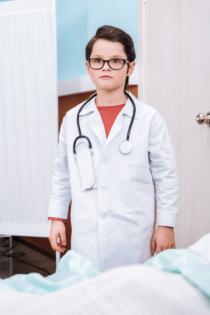 Хлопчик в костюмі лікаря
   - Фото, зображення