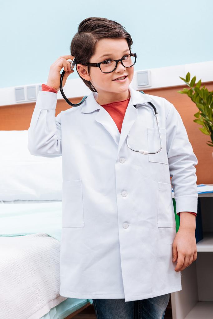 Niño en traje de médico
   - Foto, Imagen