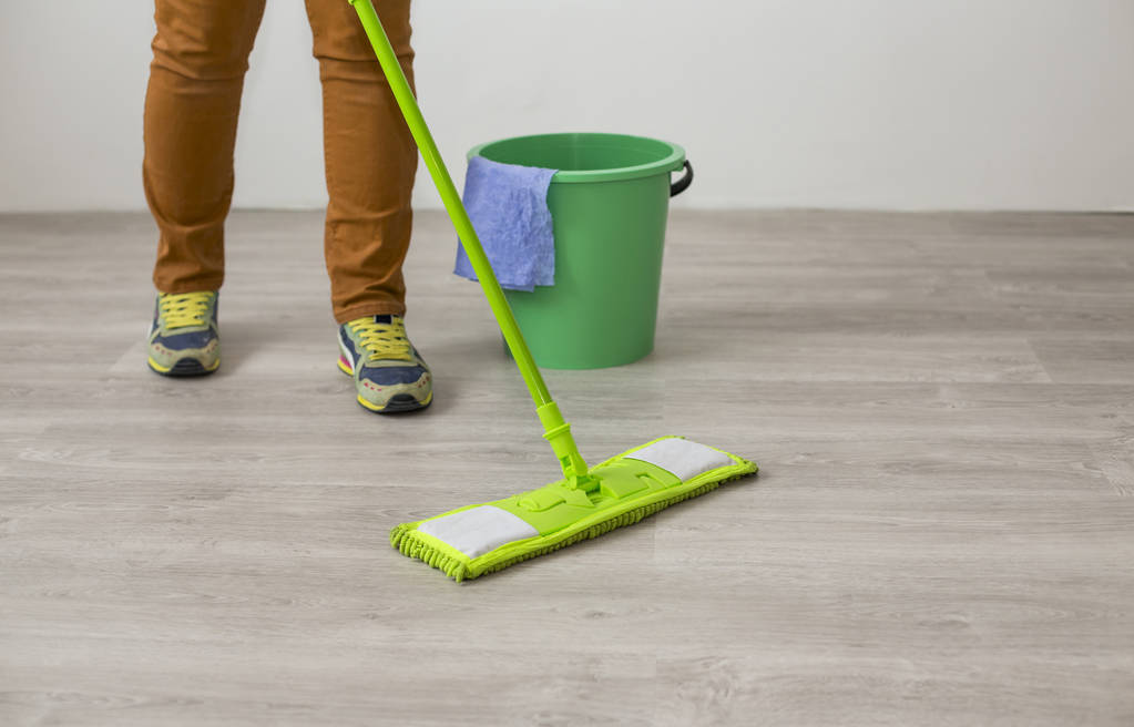 Frau putzt Fußboden mit Wischmopp - Foto, Bild