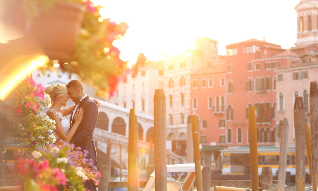 Braut und Bräutigam küssen sich in Venedig - Foto, Bild