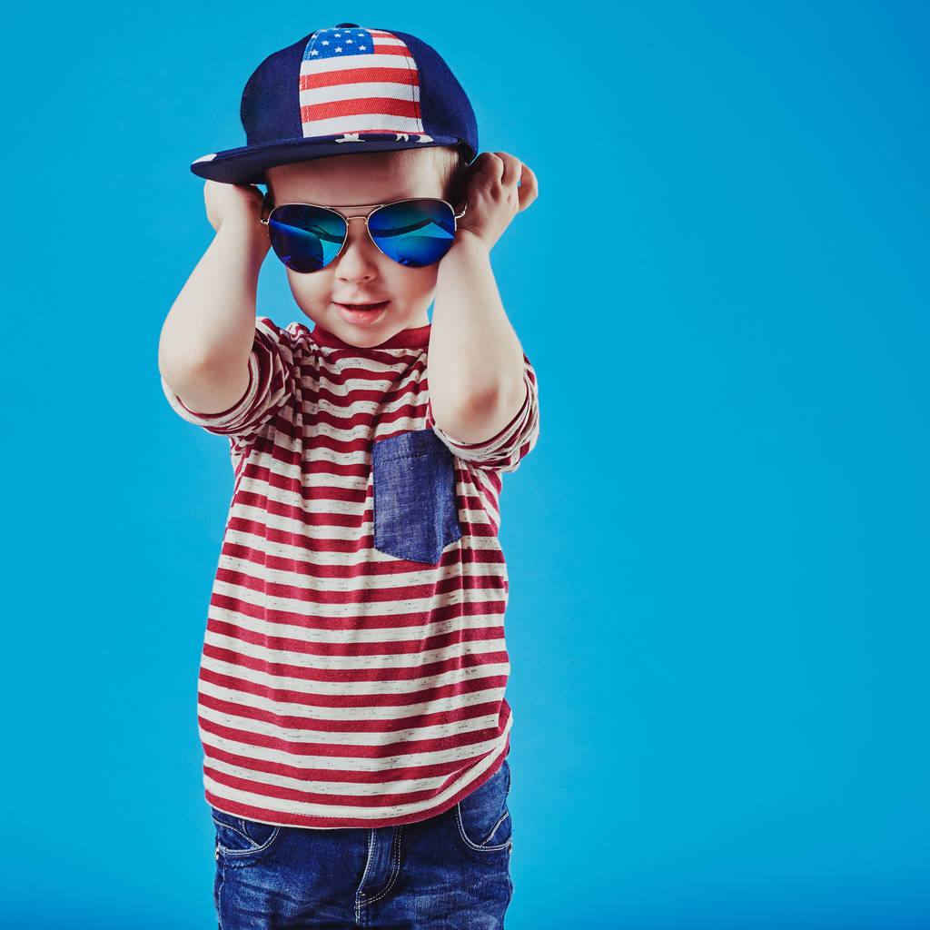 Schattige kleine jongen in elegante kleding en zonnebril. Kids fashion. - Foto, afbeelding